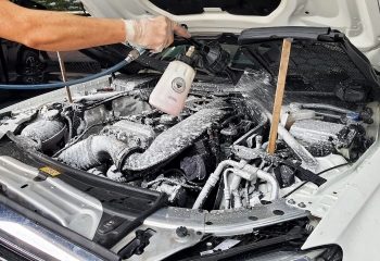 Vệ sinh khoang máy ô tô