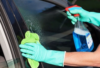 Vệ sinh tẩy ố kính ô tô